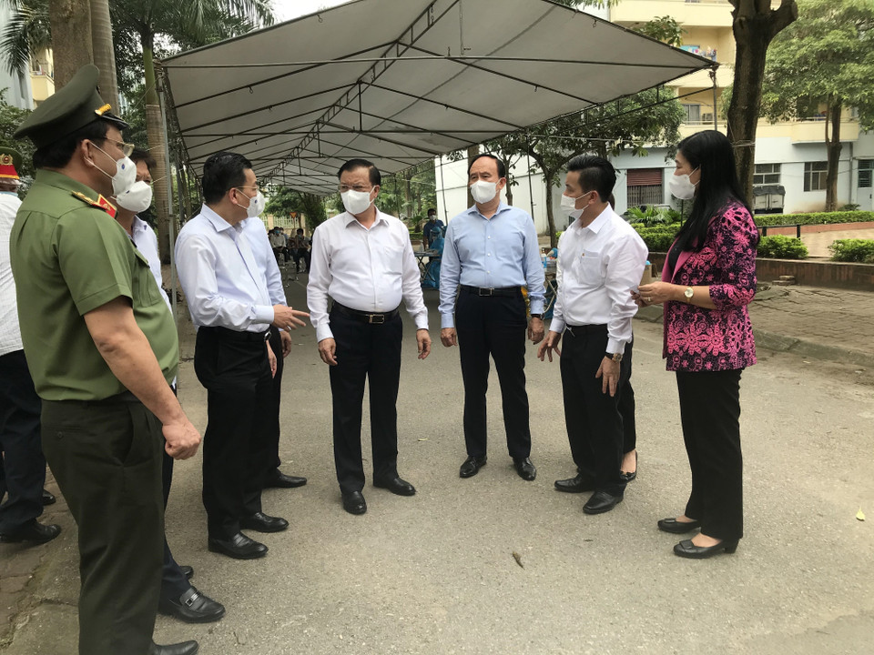 Bí thư Thành ủy Hà Nội Đinh Tiến Dũng kiểm tra công tác phòng, chống dịch COVID-19 tại điểm cách ly y tế thuộc Trung tâm y tế huyện Đông Anh. (Ảnh: Văn Cảnh/TTXVN)