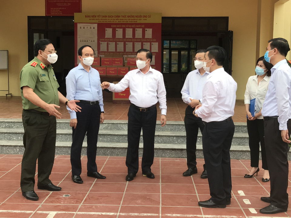 Bí thư Thành ủy Hà Nội Đinh Tiến Dũng kiểm tra công tác chuẩn bị bầu cử tại huyện Đông Anh. (Ảnh: Văn Cảnh/TTXVN)