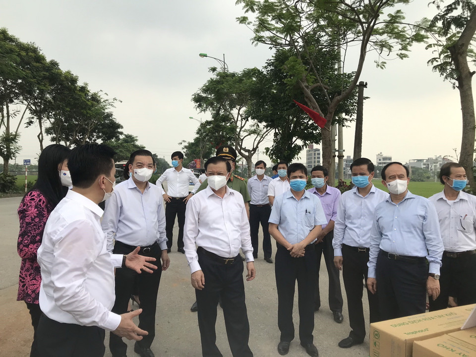 Bí thư Thành ủy Hà Nội Đinh Tiến Dũng và đoàn công tác kiểm tra công tác phòng, chống dịch COVID-19 tại khu vực Bệnh viện Bệnh Nhiệt đới Trung ương cơ sở 2 ở xã Kim Chung, huyện Đông Anh. (Ảnh: Văn Cảnh/TTXVN)