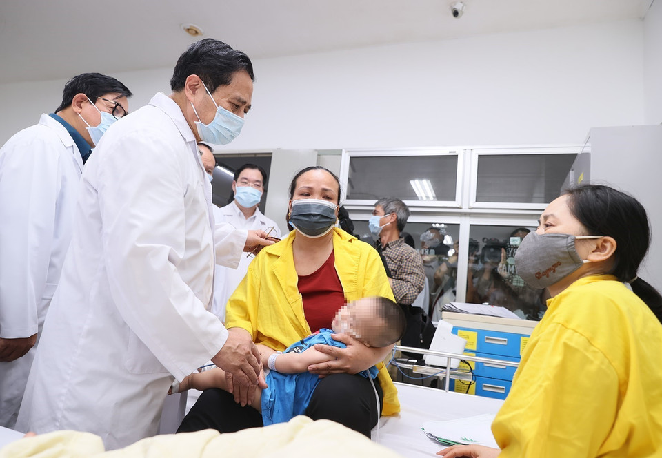 Thủ tướng Phạm Minh Chính thăm hỏi sức khỏe nạn nhân. (Ảnh: Dương Giang/TTXVN)