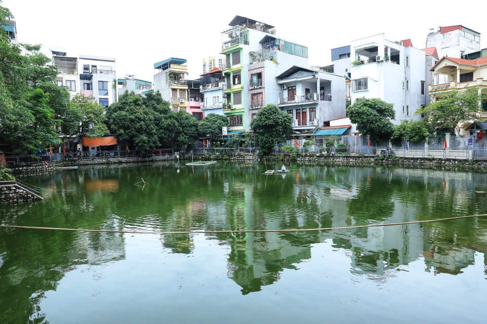 Ao xóm Hồng gần khu vực xảy ra đám cháy được các đội PCCC lấy nước dập lửa khi xe cứu hỏa không thể vào do ngách nhỏ. (Ảnh: Tuấn Anh/TTXVN)