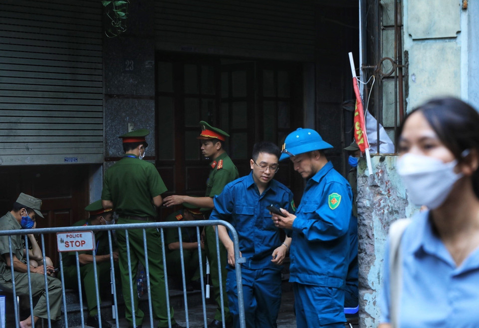 Lực lượng chức năng lập chốt phong tỏa gần hiện trường nơi xảy ra vụ cháy. (Ảnh: Tuấn Anh/TTXVN)