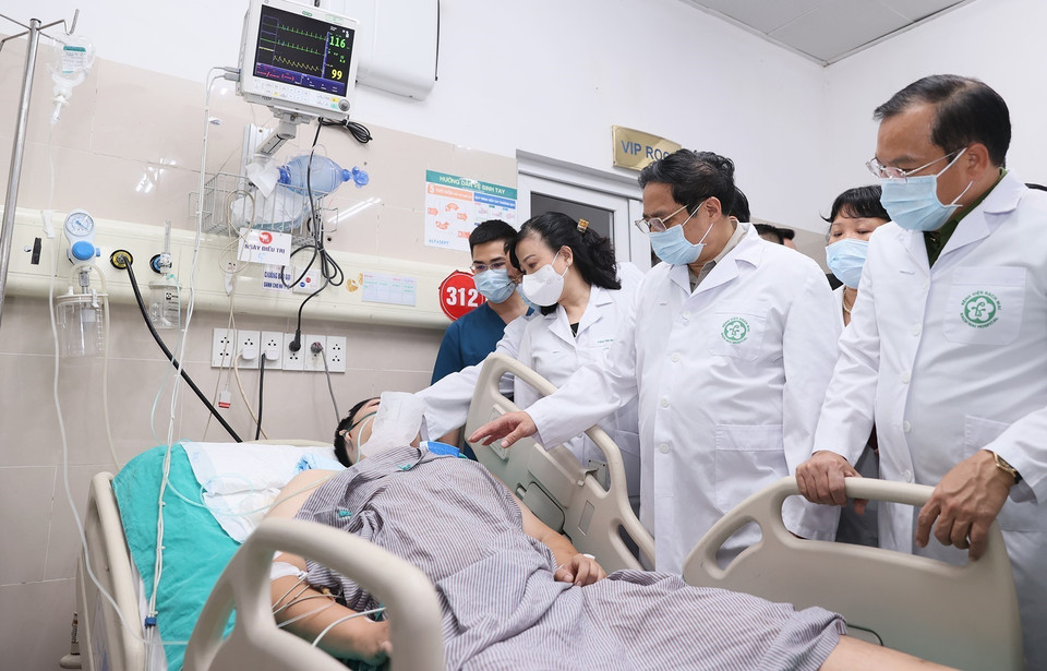 Thủ tướng Phạm Minh Chính thăm hỏi các nạn nhân. (Ảnh: Dương Giang/TTXVN)