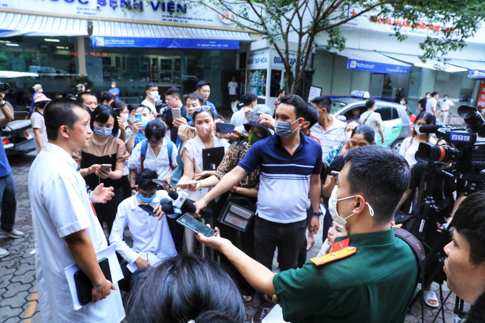Đại diện Bệnh viện Đại học Y Hà Nội trả lời phóng viên về tình hình cứu chữa các nạn nhân trong vụ cháy. (Ảnh: Tuấn Anh/TTXVN)