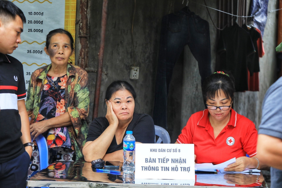 Khu dân cư số 8 lập nơi hỗ trợ thông tin các nạn nhân vụ cháy. (Ảnh: Tuấn Anh/TTXVN)