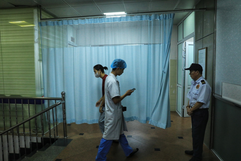 Khu vực phòng mổ, nơi đang cấp cứu các nạn nhân tại Bệnh viện Đại học Y Hà Nội. (Ảnh: Tuấn Anh/TTXVN)