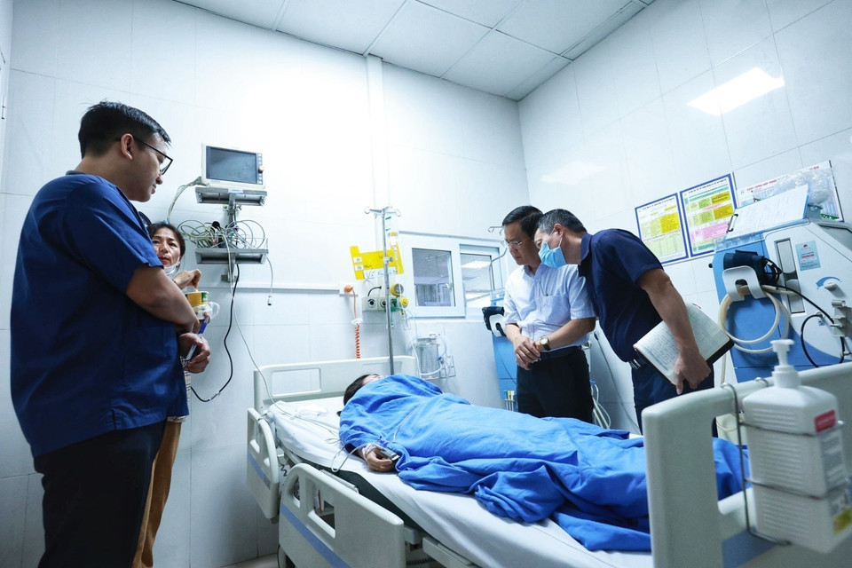 Đại diện Bộ Y tế đến thăm hỏi nạn nhân vụ cháy tại Bệnh viện Đại học Y Hà Nội. (Ảnh: Tuấn Anh/TTXVN)