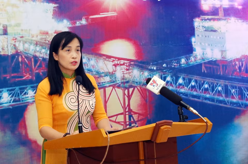 Bà Nguyễn Việt Nga, Phó Trưởng ban Truyền thông Văn hóa và doanh nghiệp Tập đoàn Dầu khí Việt Nam phát biểu tại lễ khai mạc Triển lãm ảnh. (Ảnh: Trần Lê Lâm/TTXVN)