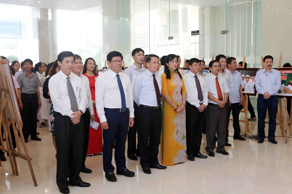 Các đại biểu dự Lễ khai mạc Triển lãm ảnh. (Ảnh: Trần Lê Lâm/TTXVN)