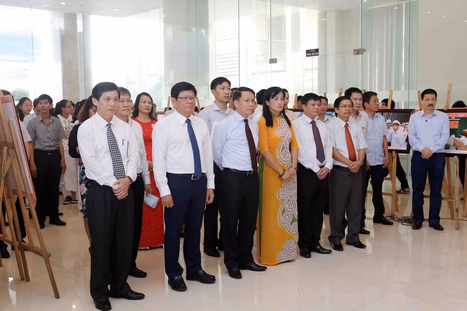 Các đại biểu dự Lễ khai mạc Triển lãm ảnh. (Ảnh: Trần Lê Lâm/TTXVN)
