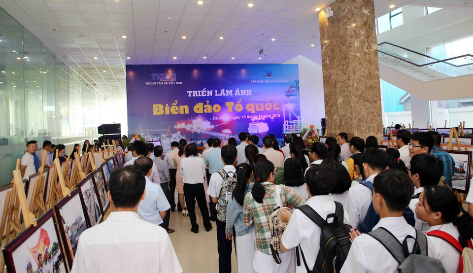 Quang cảnh lễ khai mạc Triển lãm ảnh. (Ảnh: Trần Lê Lâm/TTXVN)