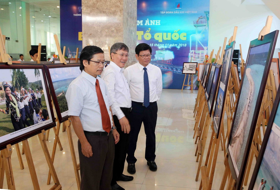 Đại biểu tham quan Triển lãm ảnh. (Ảnh: Trần Lê Lâm/TTXVN)