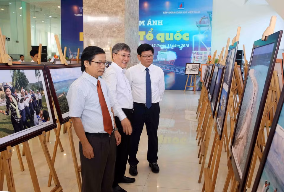 Đại biểu tham quan Triển lãm ảnh. (Ảnh: Trần Lê Lâm/TTXVN)