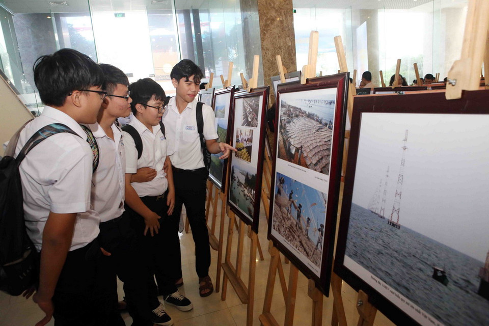 Triển lãm trưng bày, giới thiệu gần 150 bức ảnh của đội ngũ phóng viên Thông tấn xã Việt Nam, Vietsovpetro và các đồng nghiệp, ghi lại những khoảnh khắc chân thực nhất từ công cuộc bảo vệ chủ quyền biển, đảo và phát triển kinh tế biển, gắn với sự phát triển kinh tế của đất nước trong những năm qua. (Ảnh: Trần Lê Lâm/TTXVN)