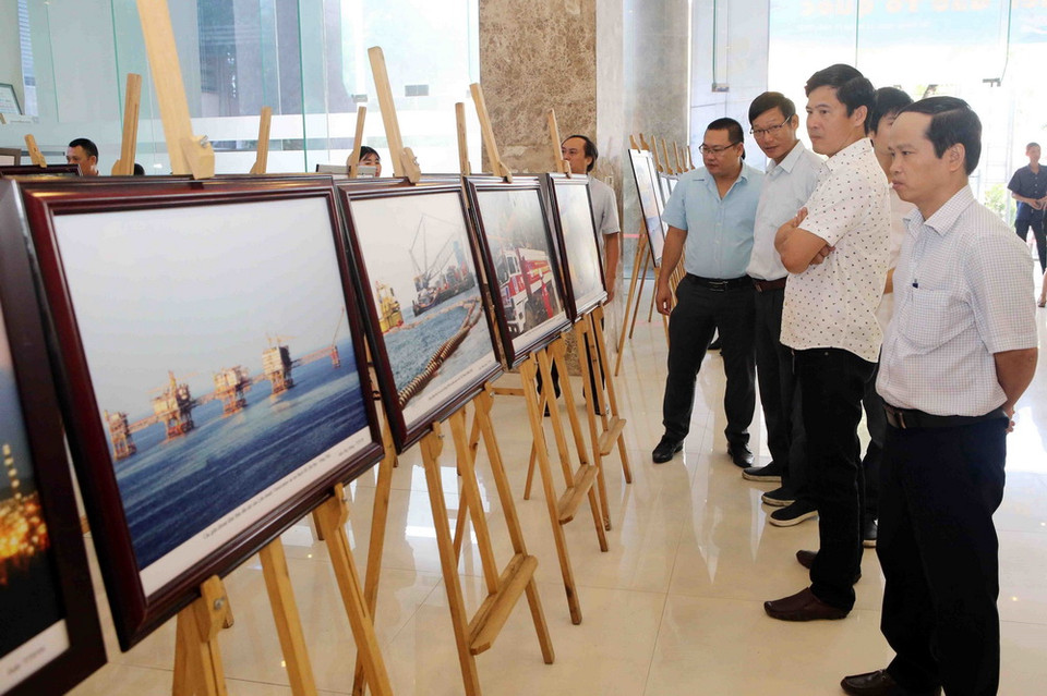 Khách tham quan Triển lãm ảnh. (Ảnh: Trần Lê Lâm/TTXVN)