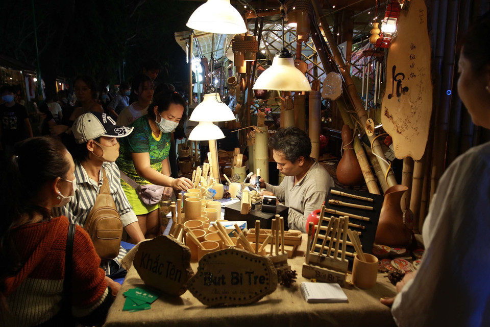 Gian hàng các sản phẩm làm bằng tre, nứa thu hút đông đảo khách tham quan tại Lễ hội Tết Việt 2021. (Ảnh: Thanh Vũ/TTXVN)