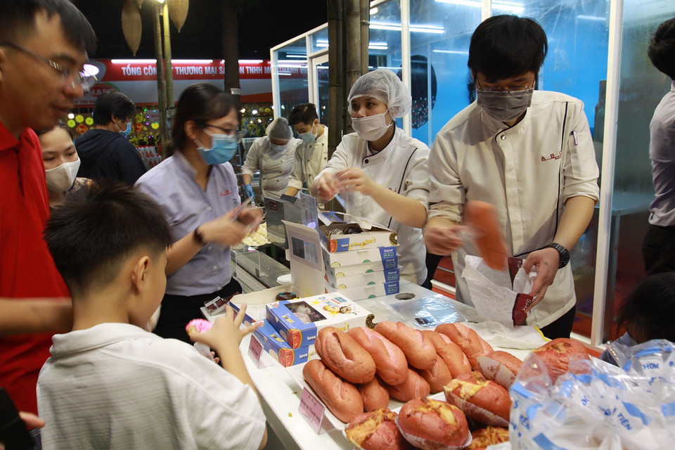 Gian hàng các loại bánh nướng thu hút đông đảo khách tham quan tại Lễ hội Tết Việt 2021. (Ảnh: Thanh Vũ/TTXVN)