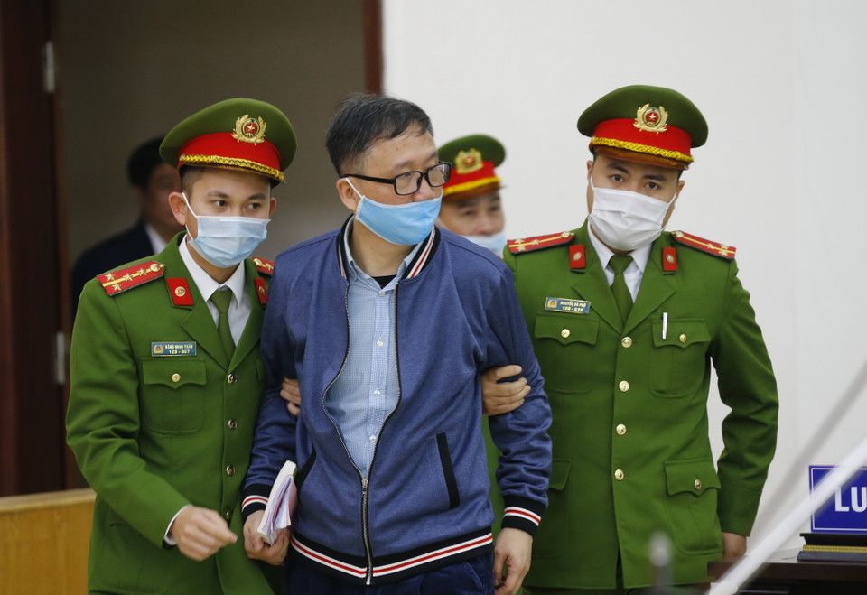 Cảnh sát dẫn giải bị cáo Trịnh Xuân Thanh (sinh năm 1966), cựu Chủ tịch Hội đồng quản trị, Tổng Giám đốc Tổng Công ty cổ phần xây lắp Dầu khí Việt Nam - PVC). (Ảnh: Doãn Tấn/TTXVN)