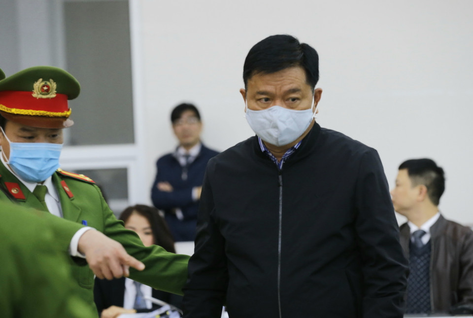 Cảnh sát dẫn giải bị cáo Đinh La Thăng, cựu Chủ tịch Hội đồng quản trị Tập đoàn Dầu khí Việt Nam (PVN). (Ảnh: Doãn Tấn/TTXVN)