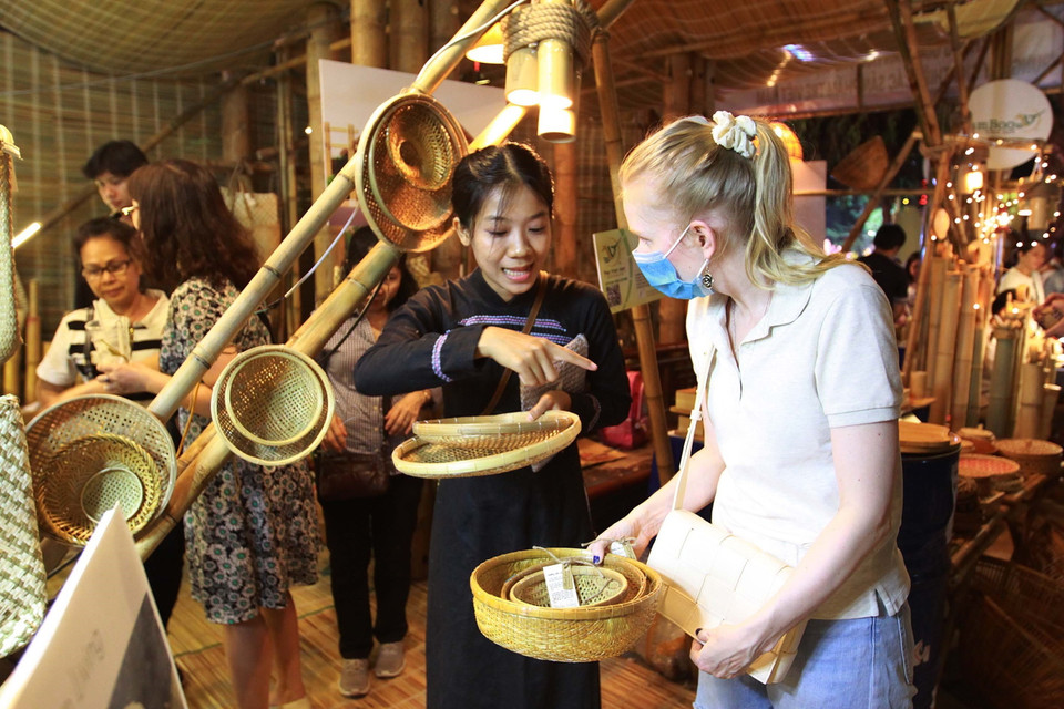 Du khách tham quan gian hàng các sản phẩm làm bằng tre, nứa tại Lễ hội Tết Việt 2021. (Ảnh: Thanh Vũ/TTXVN)