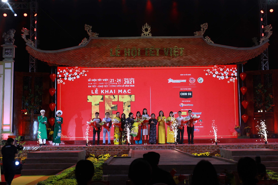 Tối 21/1, tại Công viên Lê Văn Tám (Thành phố Hồ Chí Minh), Sở Du lịch Thành phố phối hợp với Sở Công Thương và Hiệp hội Văn hóa Ẩm thực Việt Nam tổ chức khai mạc Lễ hội Tết Việt 2021. . Trong ảnh: Nghi thức khai mạc Lễ hội Tết Việt 2021. (Ảnh: Thanh Vũ/TTXVN)