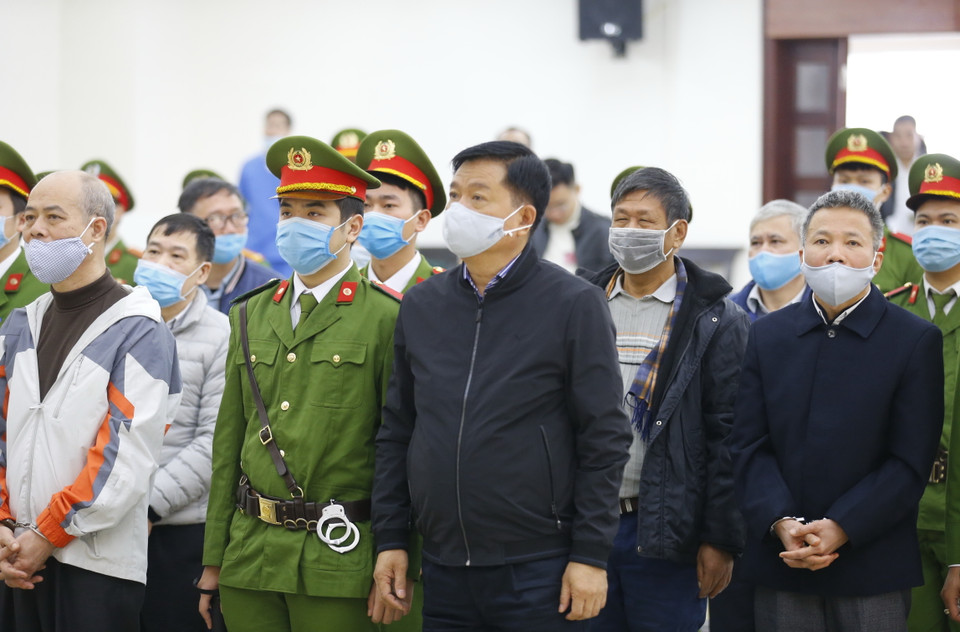 Bị cáo Đinh La Thăng, cựu Chủ tịch Hội đồng quản trị Tập đoàn Dầu khí Việt Nam (PVN) và đồng phạm tại phiên tòa. (Ảnh: Doãn Tấn/TTXVN)