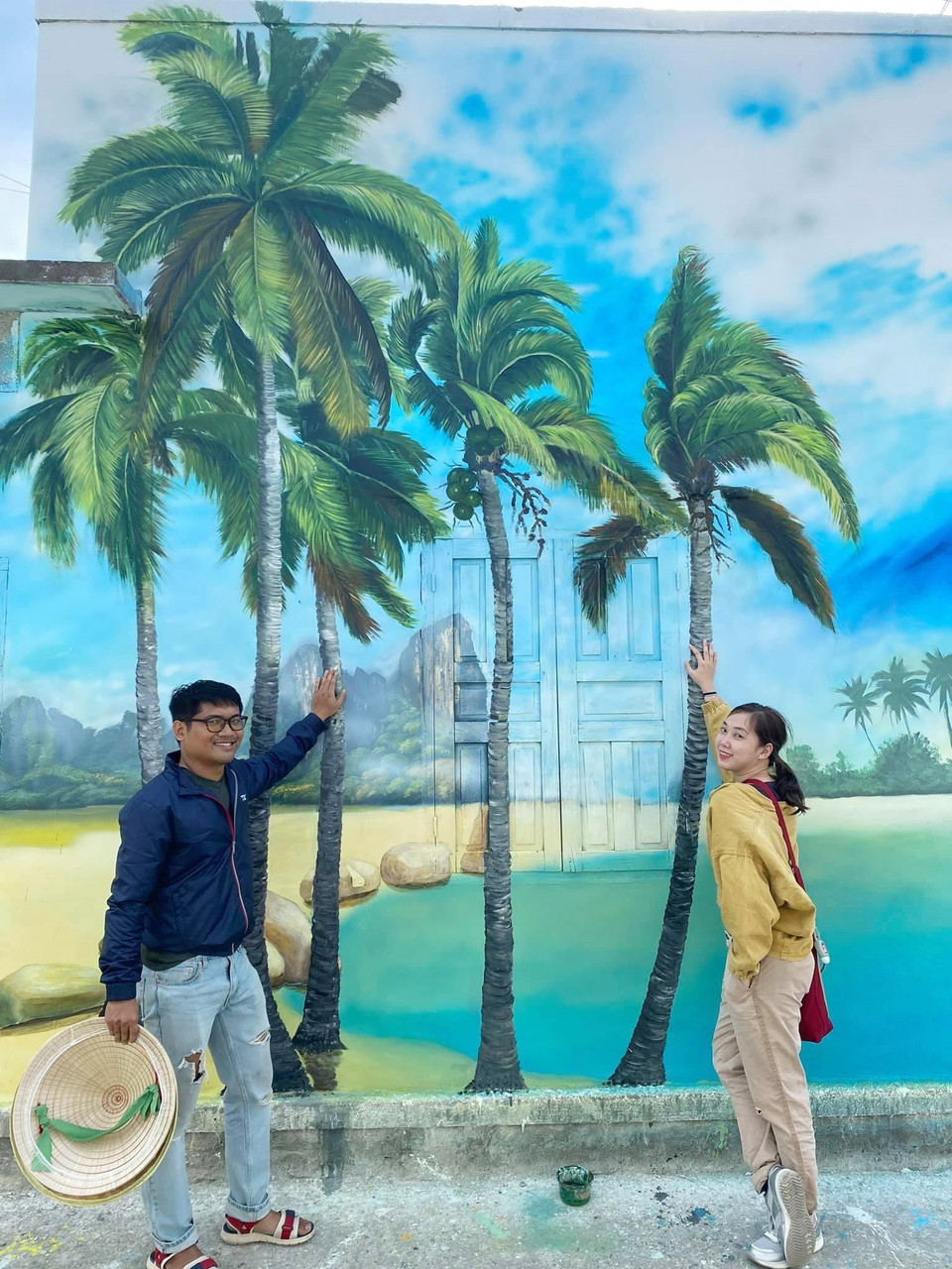 Tranh tường tại làng Hòn Thiên. (Ảnh: Nguyễn Thành/TTXVN)