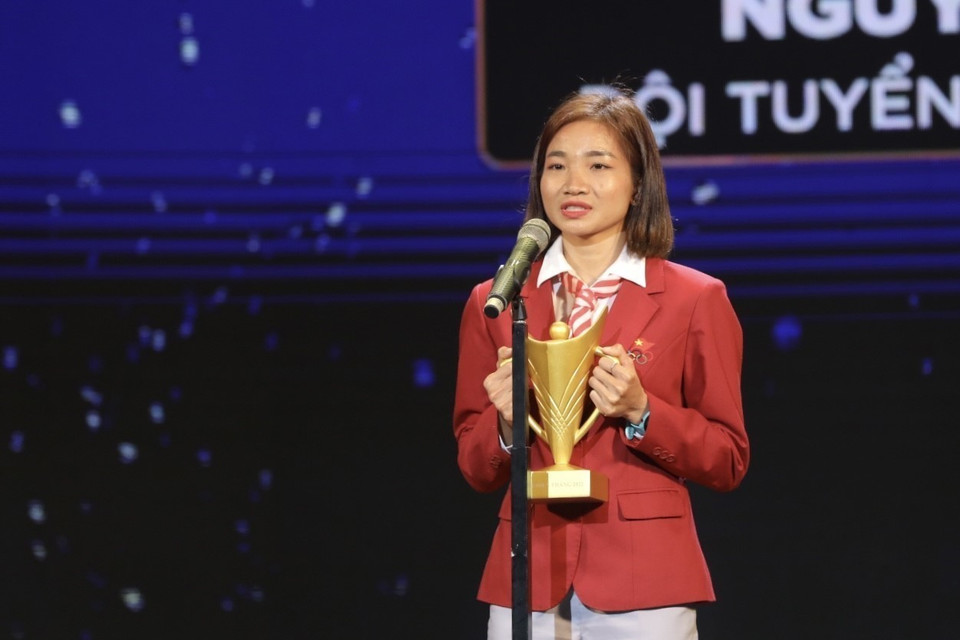 Giải vận động viên nữ của năm được trao cho vận động viên điền kinh Nguyễn Thị Oanh. (Ảnh: Minh Quyết/TTXVN)