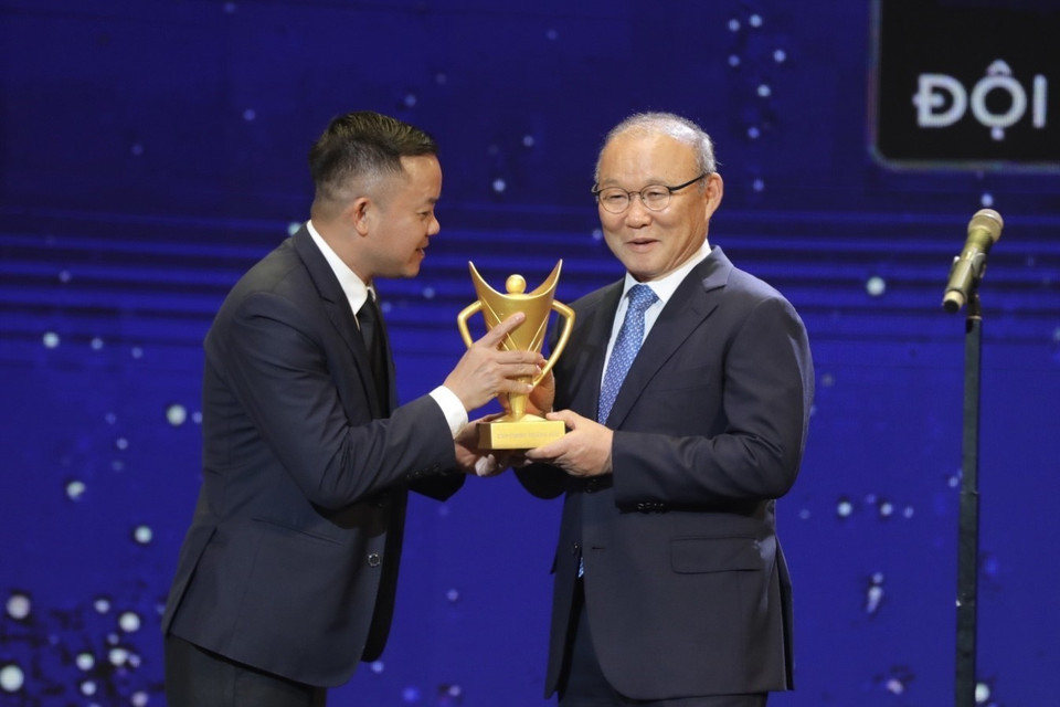 Giải thưởng Chuyên gia nước ngoài của năm vinh danh huấn luyện viên trưởng đội tuyển bóng đá nam Việt Nam Park Hang Seo (phải). (Ảnh: Minh Quyết/TTXVN)