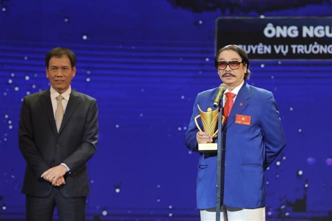 Giải Thành tựu cống hiến trọn đời được trao cho ông Nguyễn Hồng Minh (phải), nguyên Vụ trưởng Vụ thể thao thành tích cao, nguyên Tổng thư ký Liên đoàn Liên đoàn Thể dục Việt Nam. (Ảnh: Minh Quyết/TTXVN)