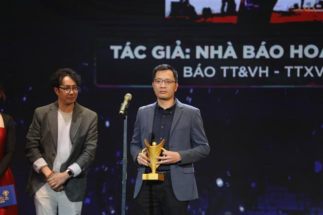 Giải thưởng Hình ảnh của năm thuộc về Nhà báo Hoàng Linh (phải), báo Thể thao và Văn hóa (Thông tấn xã Việt Nam). (Ảnh: Minh Quyết/TTXVN)
