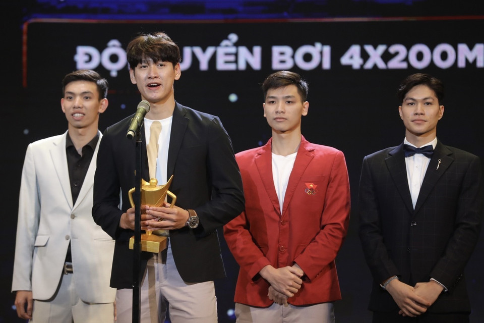 Giải Đồng đội của năm thuộc về các vận động viên Nguyễn Huy Hoàng, Hoàng Quý Phước, Nguyễn Hữu Kim Sơn và Trần Hưng Nguyên. (Ảnh: Minh Quyết/TTXVN)