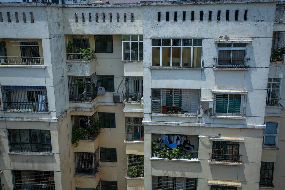 Từ khoảng 4 ngày nay, do lo sợ nguy cơ ô nhiễm, người dân đã bắt đầu ồ ạt di chuyển đi khiến chung cư trở nên vắng vẻ. (Ảnh: Minh Sơn/Vietnam+)