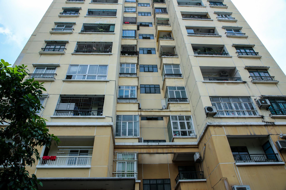 Khu chung cư 54 Hạ Đình (Thanh Xuân, Hà Nội) nằm ngay sát vách với khuôn viên của Công ty Cổ phần Bóng đèn phích nước Rạng Đông. (Ảnh: Minh Sơn/Vietnam+)