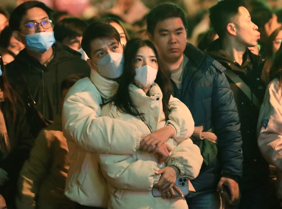 Người dân đón chờ giây phút đón mừng Năm mới 2023. (Ảnh: Hoàng Hiếu/TXVN)