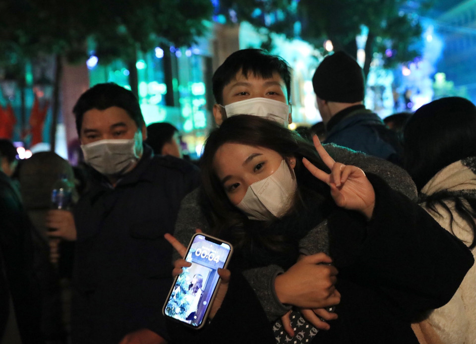Một đôi bạn trẻ trong những phút giây đầu tiên của Năm mới 2023. (Ảnh: Hoàng Hiếu/TTXVN)