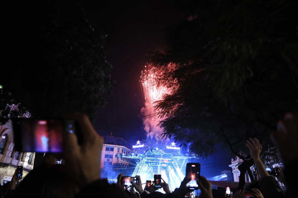 Giây phút chào mừng Năm mới 2023 tại Quảng trường cách mạng tháng Tám. (Ảnh: Hoàng Hiếu/TTXVN)