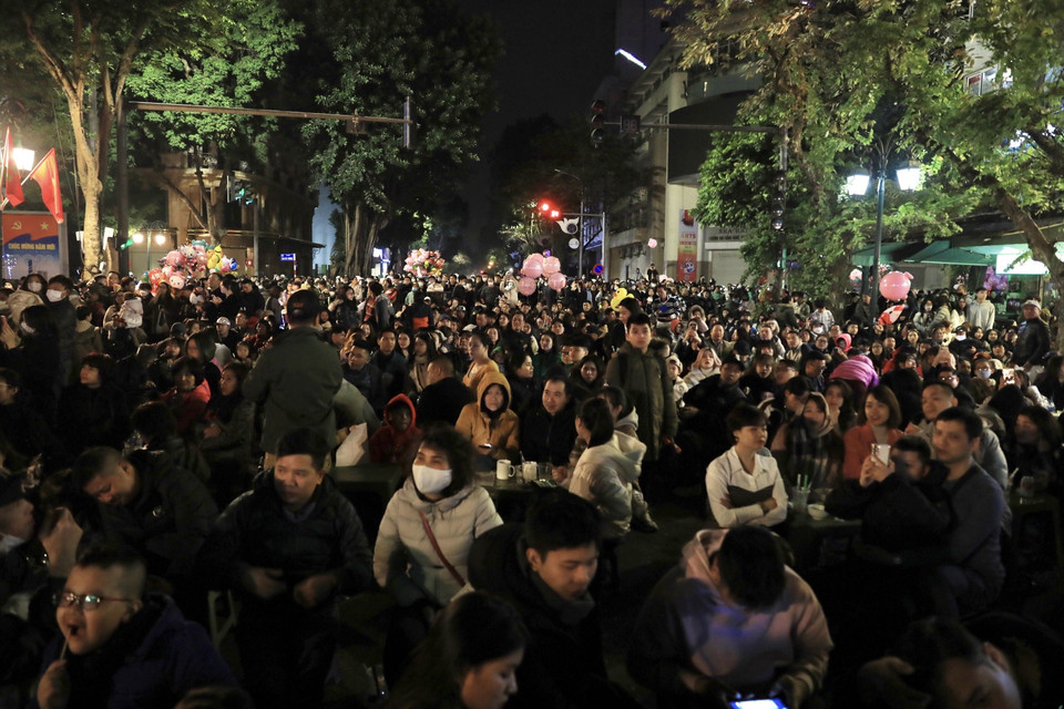 Người dân Hà Nội đón Năm mới tại khu vực quảng trường cách mạng tháng Tám. (Ảnh: Hoàng Hiếu/TXVN)