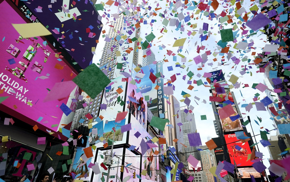 Hình ảnh hàng vạn mảnh giấy nhỏ ghi ước nguyện của người dân và du khách được thả trên quảng trường, thay cho màn pháo hoa trong thời khắc Giao thừa. (Ảnh: AFP/TTXVN)