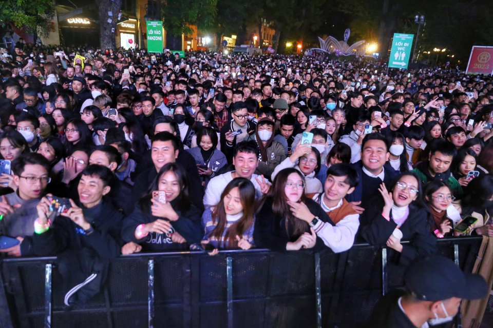 Đông đảo người dân tập trung tại Quảng trường Cách mạng tháng Tâm chào đón Năm mới 2023. (Ảnh: Tuấn Đức/TTXVN)