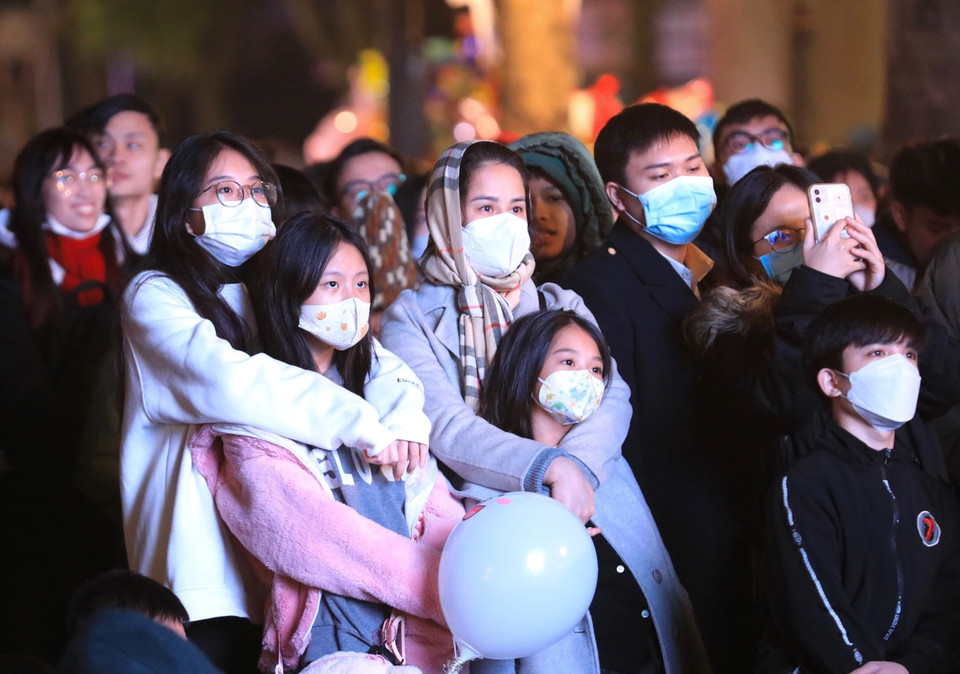 Người dân Hà Nội đón Năm mới tại khu vực quảng trường cách mạng tháng Tám. (Ảnh: Hoàng Hiếu/TXVN)