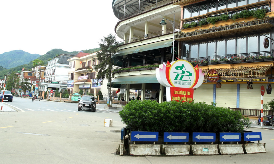 Các nhà hàng, quán ăn tại Sa Pa đều đã đóng cửa, đường phố vắng lặng. (Ảnh: Quốc Khánh/TTXVN)