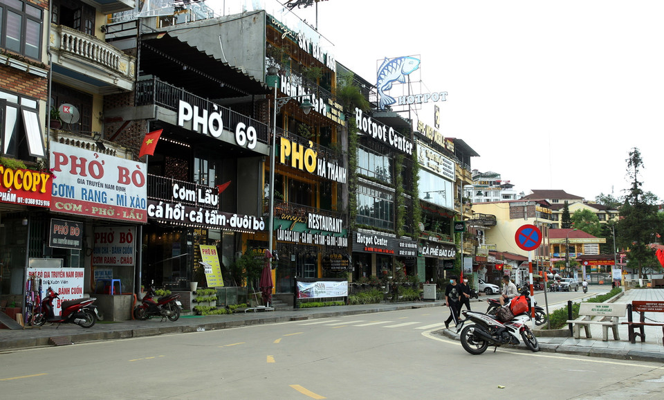 Các nhà hàng, quán ăn đều đóng cửa, đường phố Sa Pa vắng lặng. (Ảnh: Quốc Khánh/TTXVN)