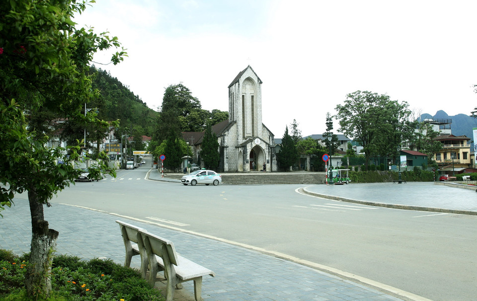 Điểm du lịch Nhà thờ đá vắng bóng du khách. (Ảnh: Quốc Khánh/TTXVN)