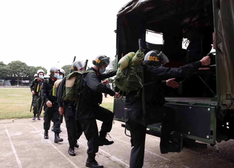 Cán bộ, chiến sỹ cảnh sát cơ động lên đường làm nhiệm vụ. (Ảnh: Phạm Kiên/TTXVN)