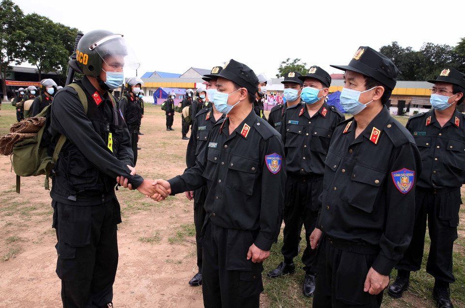 Trung tướng Phạm Quốc Cương, Tư lệnh Bộ Tư lệnh Cảnh sát Cơ động thăm hỏi và động viên các cán bộ, chiến sỹ cảnh sát cơ động lên đường làm nhiệm vụ. (Ảnh: Phạm Kiên/TTXVN)