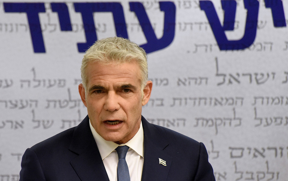 Lãnh đạo đảng Yesh Atid đối lập tại Israel, ông Yair Lapid (trong ảnh), ngày 2/6/2021 chính thức thông báo với Tổng thống và Chủ tịch Quốc hội Israel về việc đạt được thỏa thuận để thành lập Chính phủ mới với các đảng phái liên minh, thay cho Chính phủ đương nhiệm của Thủ tướng Benjamin Netanyahu. (Ảnh: AFP/TTXVN)