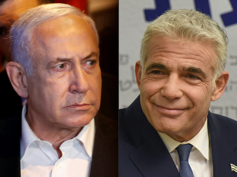 Lãnh đạo đảng Yesh Atid đối lập tại Israel, ông Yair Lapid (phải) và Thủ tướng Benjamin Netanyahu (trái). (Ảnh: AFP/TTXVN)