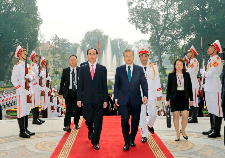 Chủ tịch nước Trần Đại Quang đón Tổng thống Hàn Quốc Moon Jae-in. (Ảnh: Nhan Sáng/TTXVN)