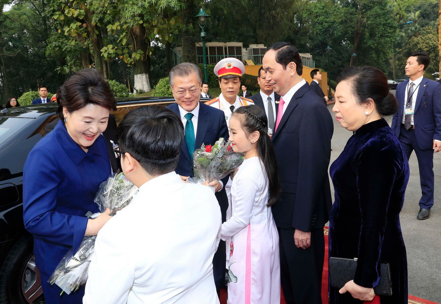 Chủ tịch nước Trần Đại Quang và Phu nhân đón Tổng thống Hàn Quốc Moon Jae-in và Phu nhân. (Ảnh: Nhan Sáng/TTXVN)